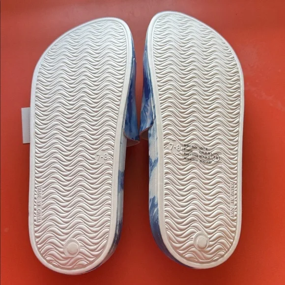 NWT TIME & TRU Blue and White Tie-Dye Pool Slide Sandals - Picture 5 of 6